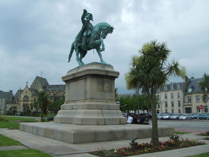 Equestrian statue symbolizing bravery that changed the course of history, set in a European city park on a cloudy day. - 12