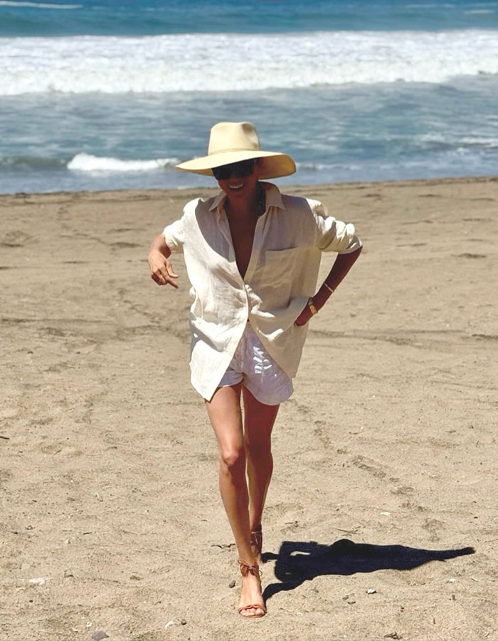 Kate Middleton’s ex-assistant walking on the beach wearing a sunhat and light summer outfit before stepping down. - 4