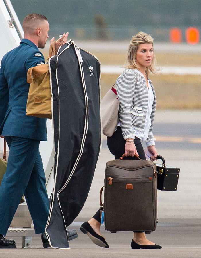 Kate Middleton’s ex-assistant carrying luggage and stepping down, hinting at Meghan Markle in a subtle jab. - 8