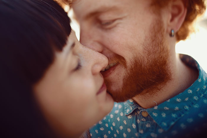Close-up of a smiling man and woman showing affection, illustrating things men shouldn’t do while pursuing women. - 19