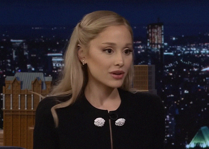 Young woman with blonde hair speaking in a nighttime city talk show, related to people who went to school with celebrities.