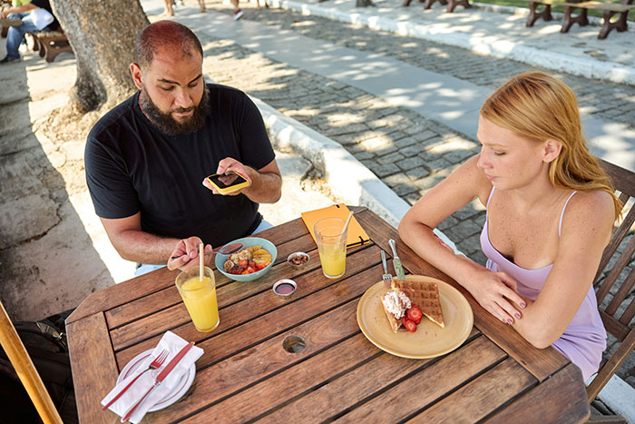 “He Invented Oxygen”: 50 Exact Moments People Knew They Were Dating An Idiot