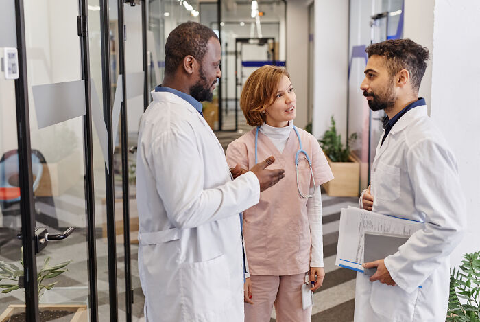 Tres profesionales de salud conversando sobre dilemas morales y secretos que empresas ocultan a sus clientes.
