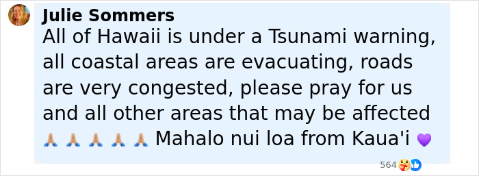 Text post by Julie Sommers warning about tsunami and evacuations in Hawaii following earthquake, roads congested and prayers requested.