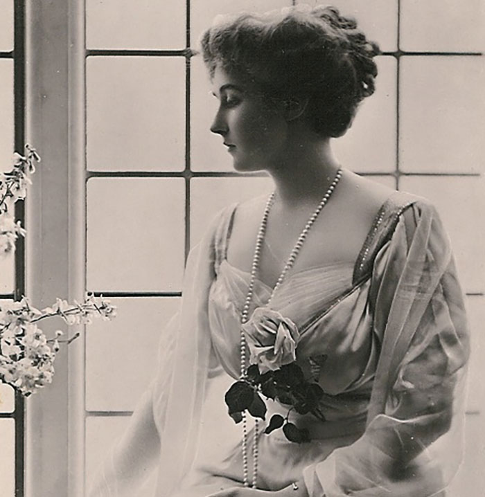 Vintage portrait of a royal woman in elegant attire, symbolizing royals who walked away from power for love and life changes.