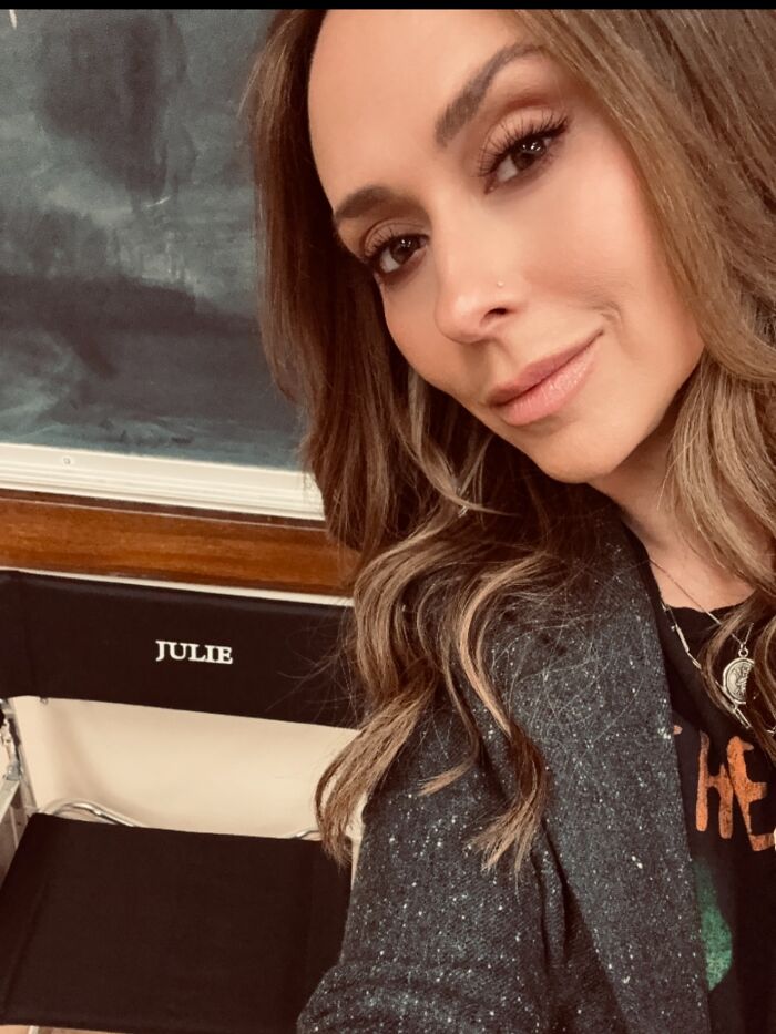 Jennifer Love Hewitt close-up selfie with natural makeup and wavy hair, fans defend her against body shaming.