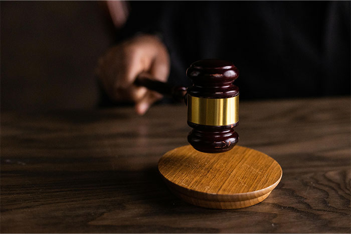 Parents Arrange Plane Seats So That Eldest Daughter Has To Babysit The Youngest, She Gets Revenge