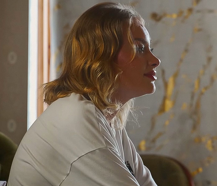 Young Ukrainian model sitting indoors, sharing her experience before attack on Dubai roadside incident. - 13