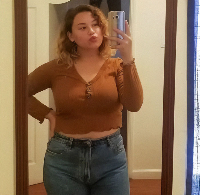 Young woman taking a mirror selfie, related to 7-Eleven worker passes away after manager sits on her incident.