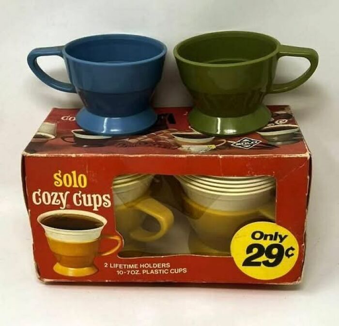 Vintage plastic solo cozy cups in blue and green, displayed on original red packaging with 29 cent price tag.