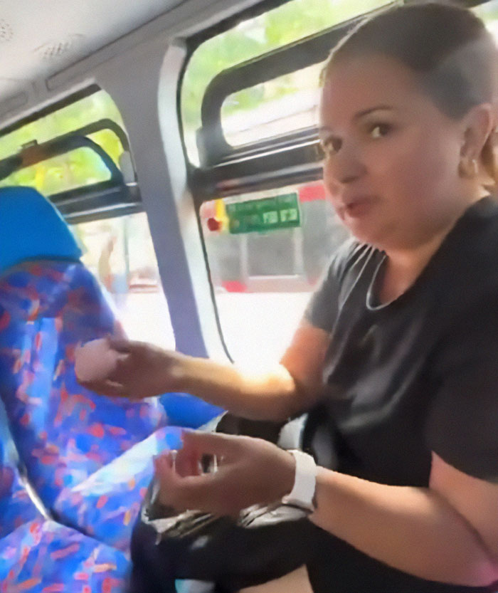 Woman on a bus confronting another passenger about stolen AirPods, later found them in her own bag. - 9