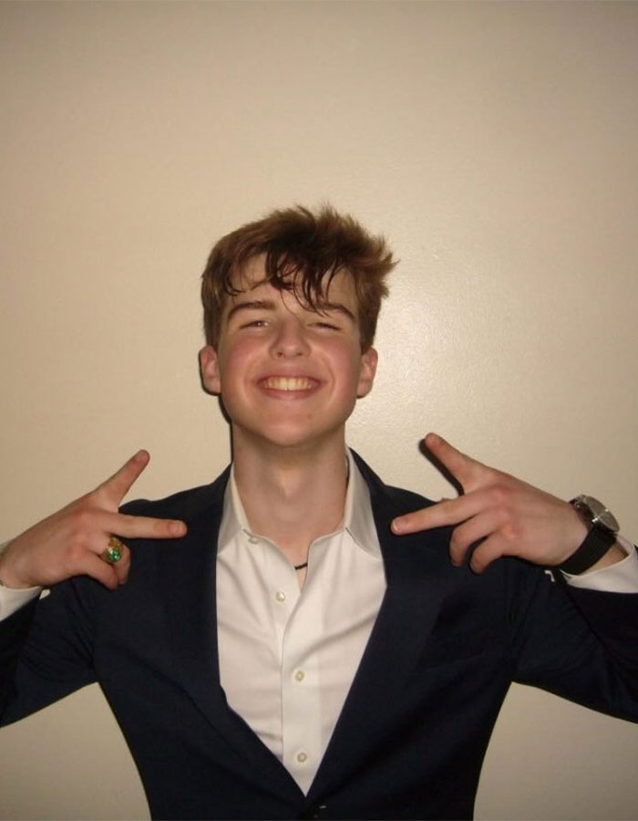 Young Sheldon child star at 17 smiling and making peace signs, with fans saying he looks like Tom Cruise now.