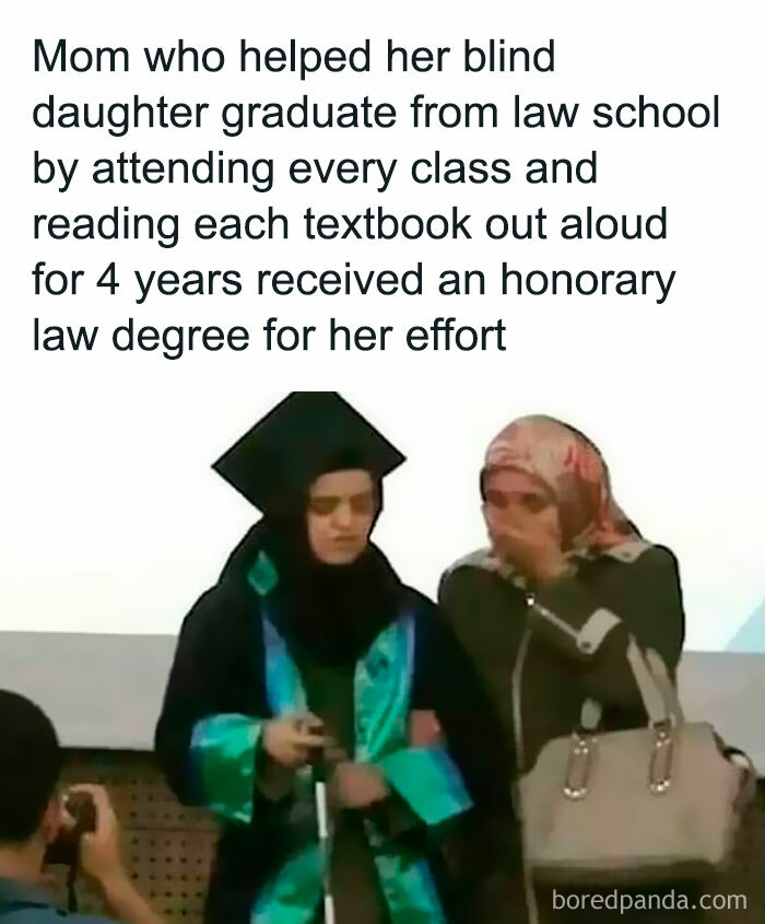 Mom in graduation gown helped blind daughter, inspiring heartwarming posts showing dedication and love despite challenges.