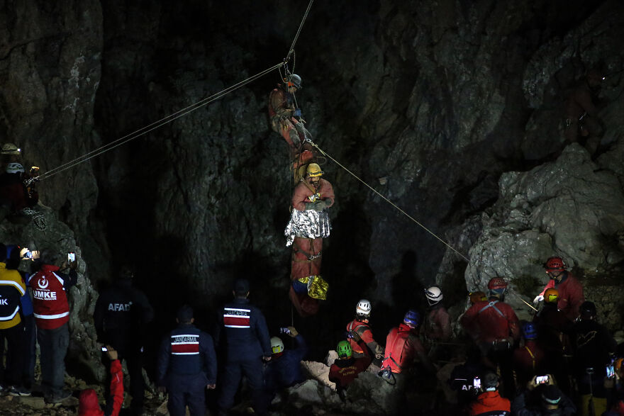 Rescue team lowering a person from a dark cave using ropes, illustrating claustrophobia and tight spaces in real-life stories. Rescue team lowering a person from a dark cave using ropes, illustrating claustrophobia and tight spaces in real-life stories.