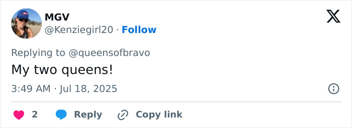 Jamie Lee Curtis reacting to Allison Janney&rsquo;s pantless look on the red carpet with a shocked expression.