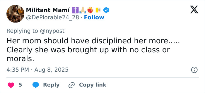 Tweet from user Militante Mam&iacute; criticizing a Gen Z worker's office dress code, sparking netizens' defense online.