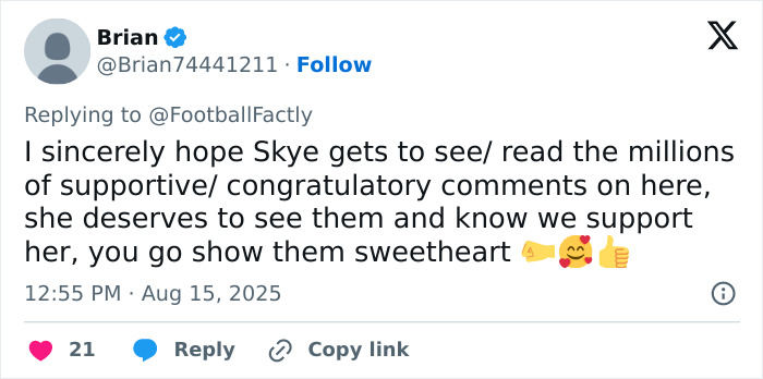 Screenshot of supportive Twitter reply about soccer team new signing facing online trolls over appearance.