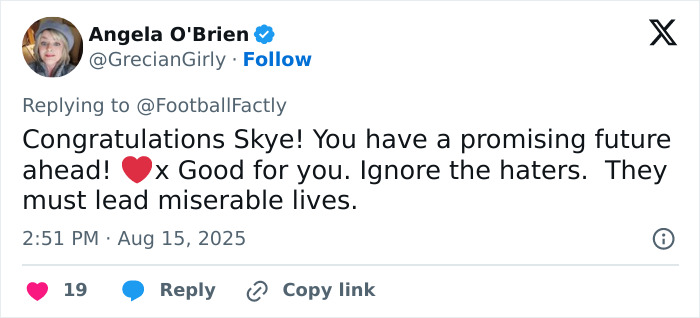 Tweet supporting new soccer signing Skye after trolls criticize her appearance, highlighting social media backlash against the team.