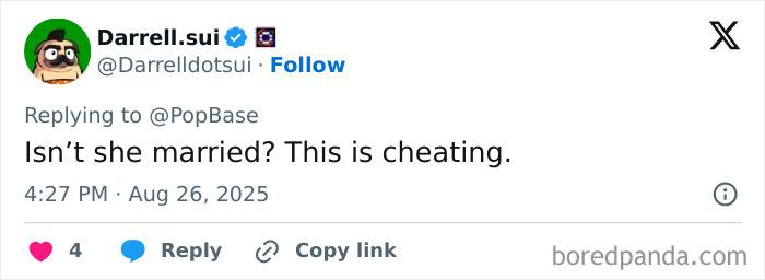 Twitter user Darrell.sui commenting that a selfie involving Jonathan Bailey and Scarlett Johansson is cheating.