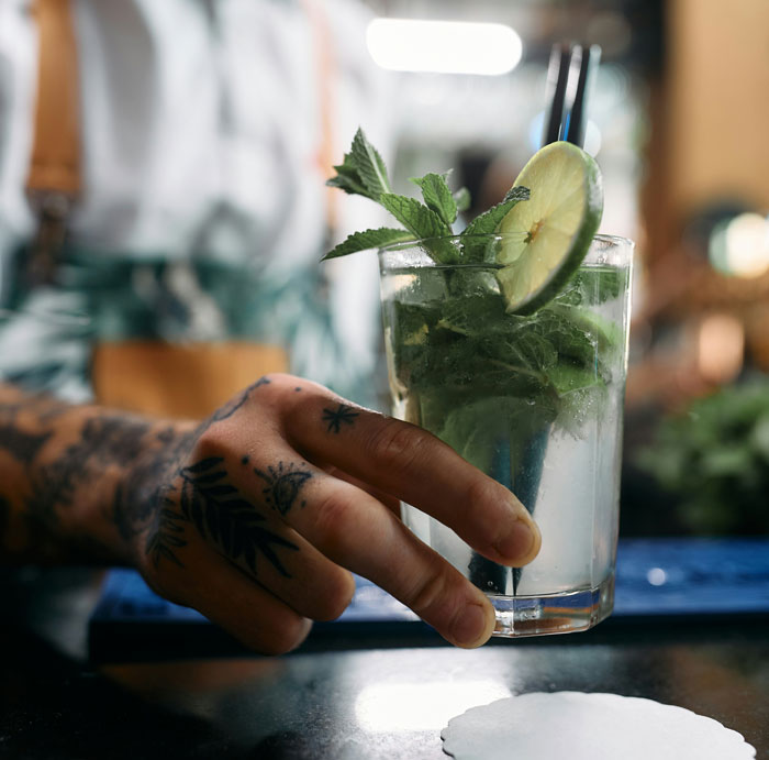 44 Times Hero Bartenders Didn't Hesitate To Step In When Women Were Uncomfortable