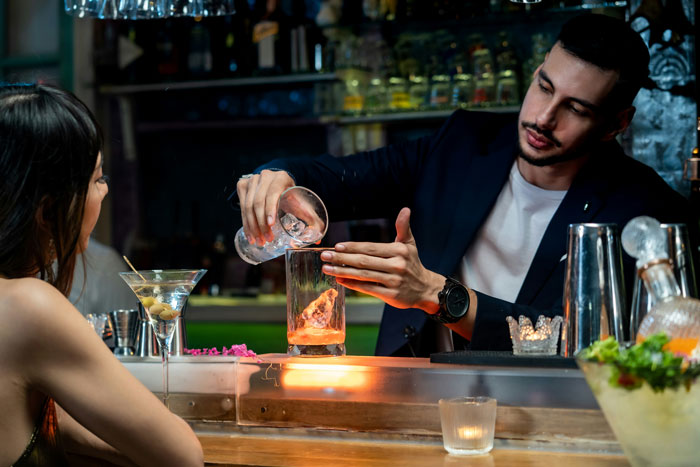 44 Times Hero Bartenders Didn't Hesitate To Step In When Women Were Uncomfortable