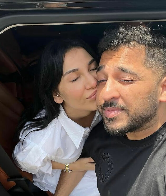 Supermodel wife affectionately kissing intoxicated man defending his pain after the flight attendant incident. Supermodel wife affectionately kissing intoxicated man defending his pain after the flight attendant incident.