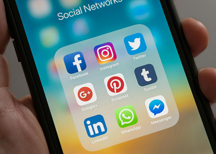 Iconos de redes sociales en pantalla de móvil, representando plataformas populares para pensar en datos inquietantes sobre insomnio.