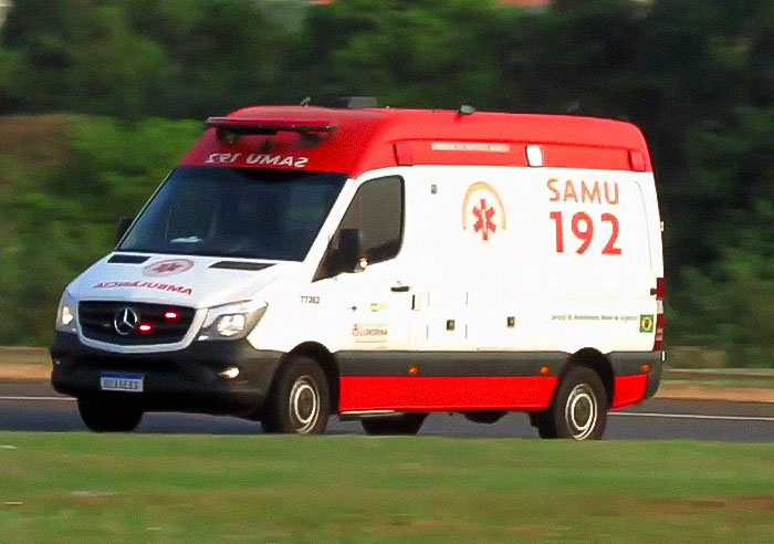 Ambulance vehicle speeding on a road, related to the incident of a woman with 26 iPhones glued to her body. - 3