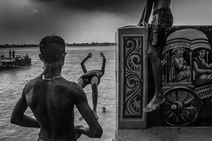 30 Timeless Black & White Moments To Celebrate World Photography Week By Ayanava Sil