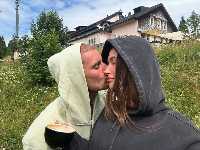 Justin Bieber kissing Hailey Bieber on the cheek outdoors, highlighting the hidden factor behind their troubled marriage. Justin Bieber kissing Hailey Bieber on the cheek outdoors, highlighting the hidden factor behind their troubled marriage.