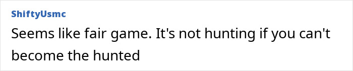 Comentario en fondo blanco sobre la caza, mencionando que es justo si el cazador se vuelve la presa, relacionado con búfalo fatal. Comentario en fondo blanco sobre la caza, mencionando que es justo si el cazador se vuelve la presa, relacionado con búfalo fatal.