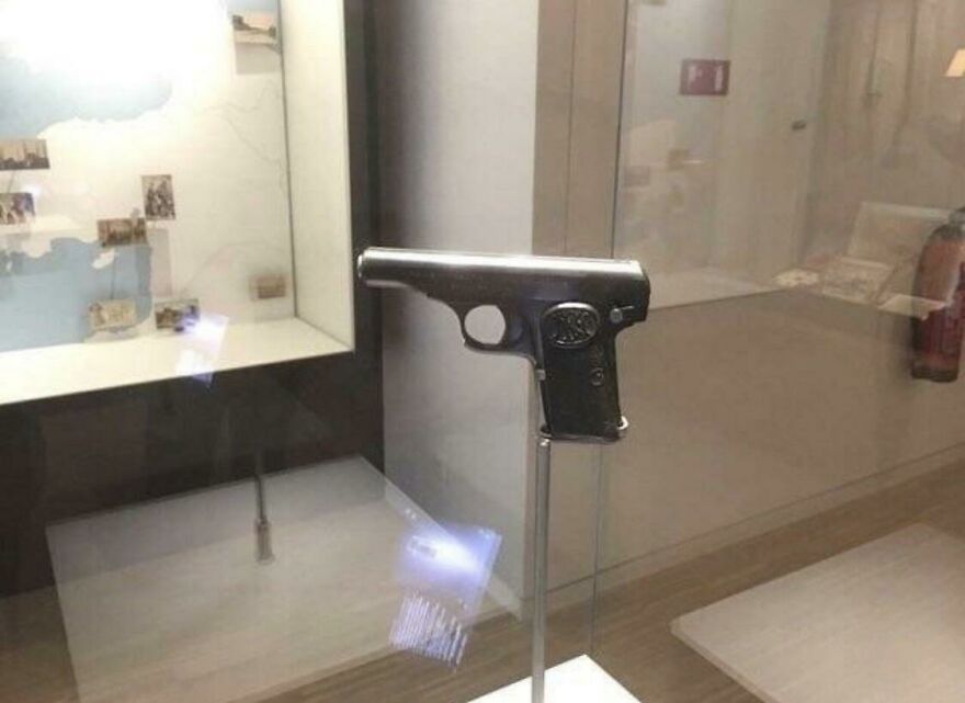 Antique pistol displayed in a museum exhibit, featured among d**n that’s interesting online community posts.