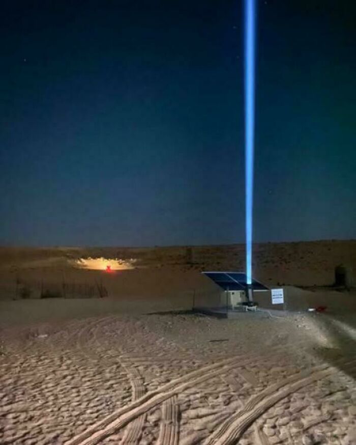 Faro de luz azul en el desierto, ilustrando datos e historias interesantes de todo el mundo respaldados con imágenes.