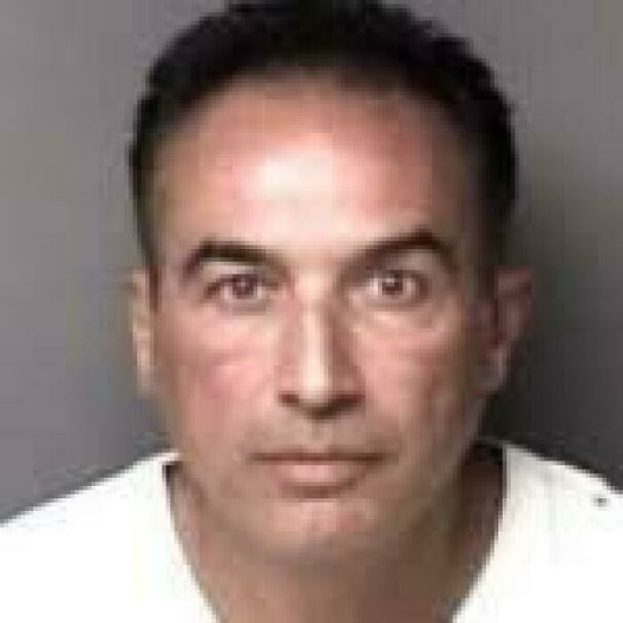 Hombre con expresión seria en primer plano, representando datos e historias interesantes de todo el mundo.