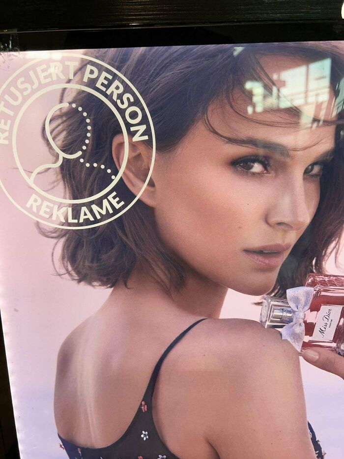 Mujer mirando a la cámara sosteniendo un perfume, imagen relacionada con datos e historias interesantes del mundo.