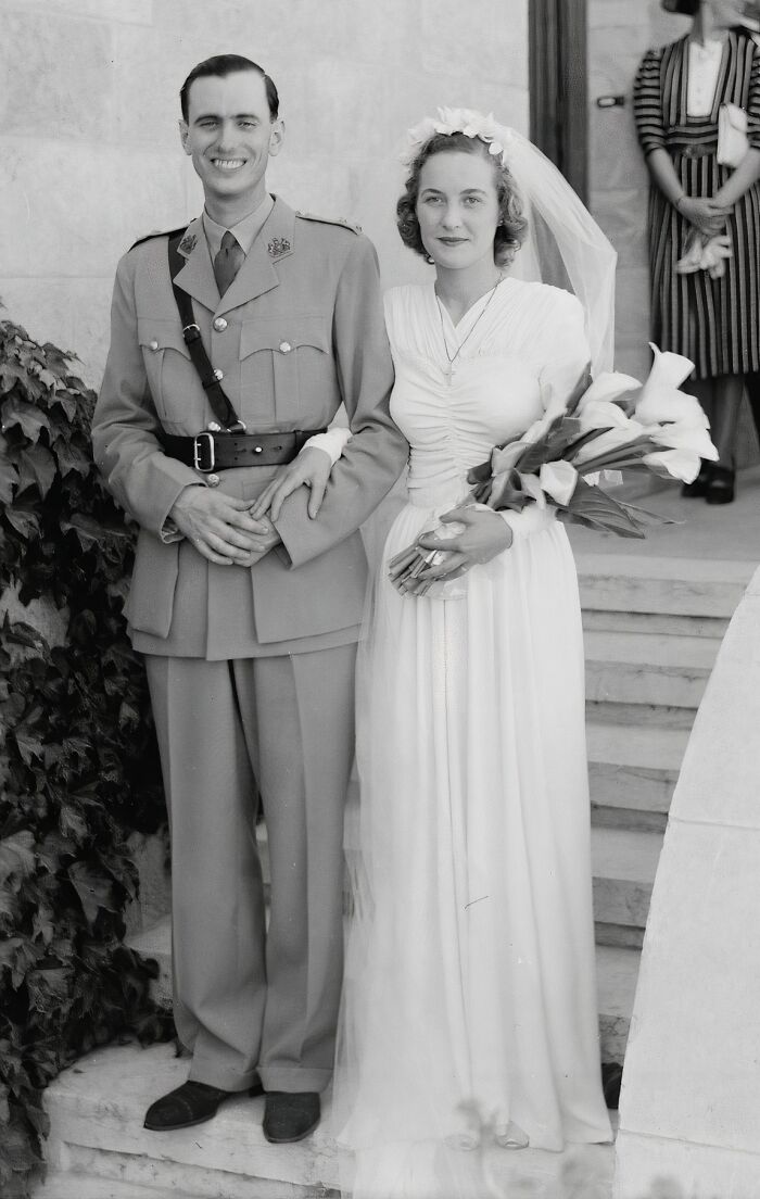 Black and white photo of a 1940s bride and groom, showcasing moving wedding moments in the shadow of war.