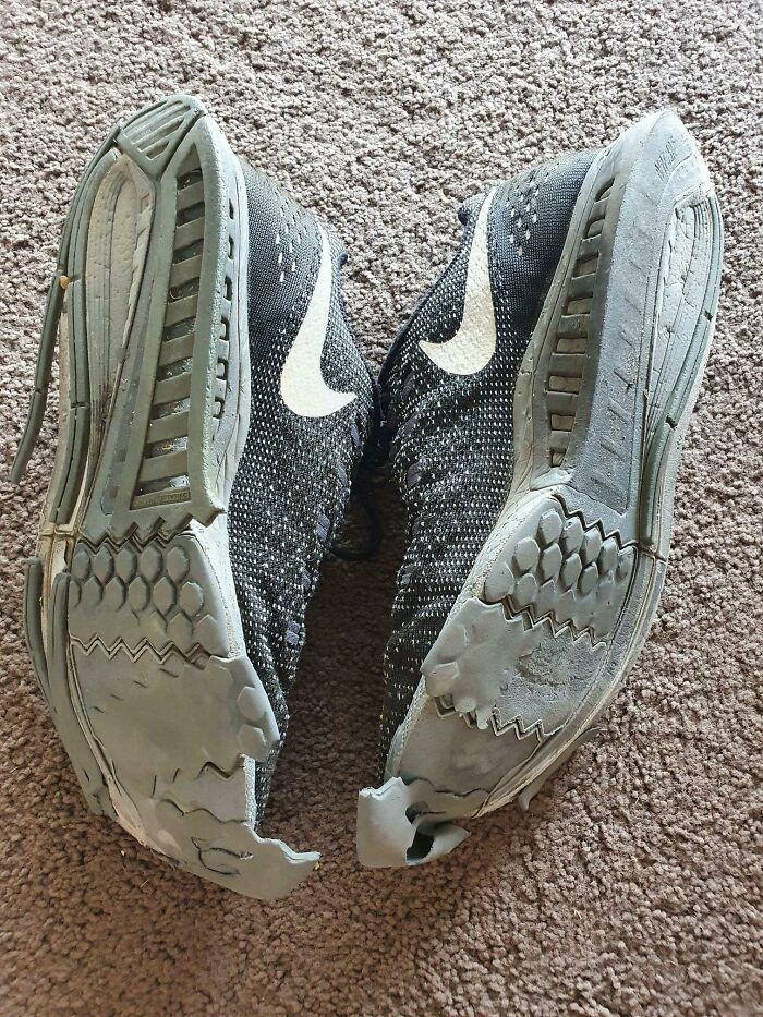 Zapatillas deportivas con suela dañada y derretida como consecuencia de las olas de calor veraniegas intensas.