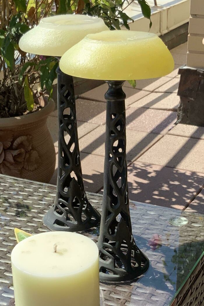 Velas deformadas por las altas temperaturas, mostrando las consecuencias de las olas de calor veraniegas en objetos cotidianos.