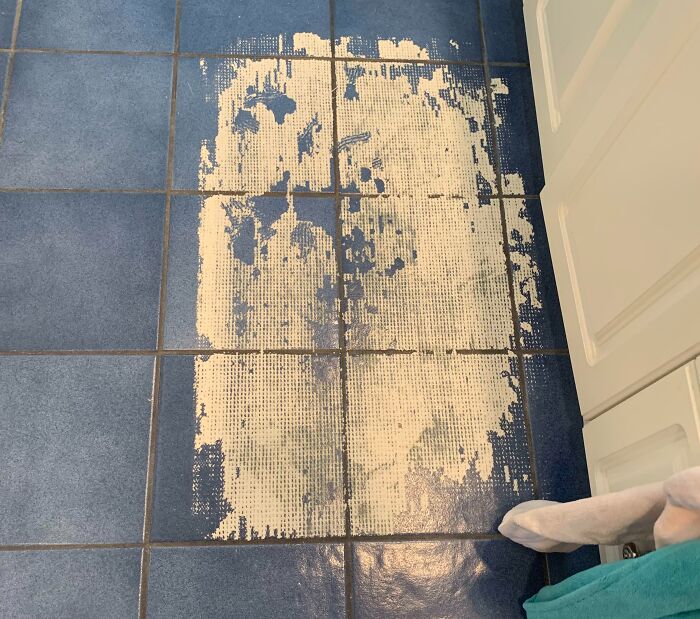 Desgaste visible en baldosas azules por las consecuencias de las olas de calor veraniegas en el hogar.