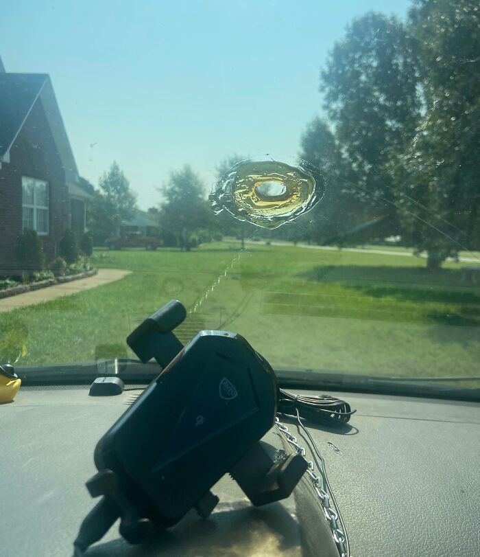 Grieta en parabrisas de coche causada por las altas temperaturas durante las olas de calor veraniegas.