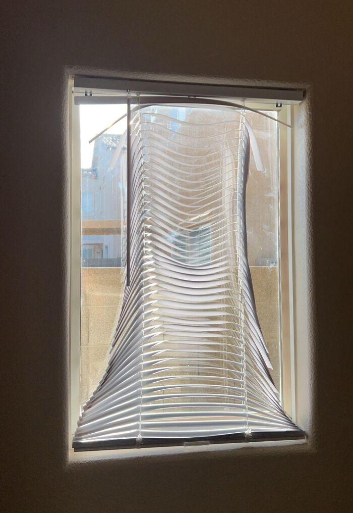 Persiana de ventana deformada y derretida debido a las altas temperaturas causadas por olas de calor veraniegas.