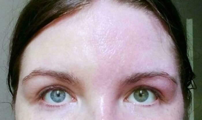 Primer plano de ojos con heterocromía, rasgo distintivo del cuerpo humano que hace destacar a la gente.