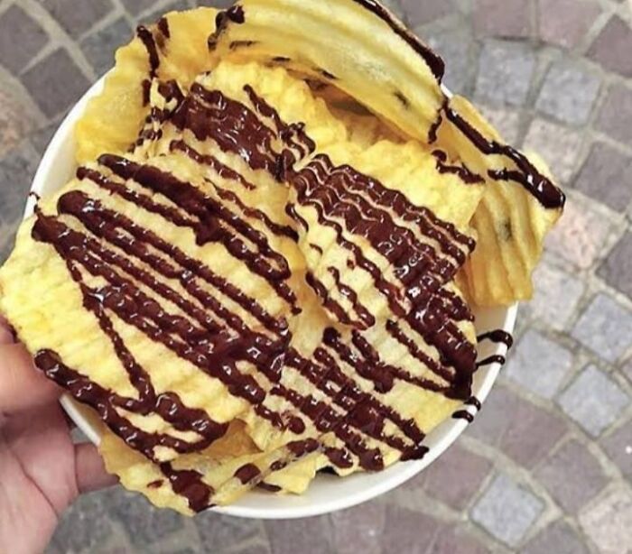 Bowl of crispy potato chips drizzled with chocolate sauce, highlighting unhealthy food to avoid for mental and physical health.
