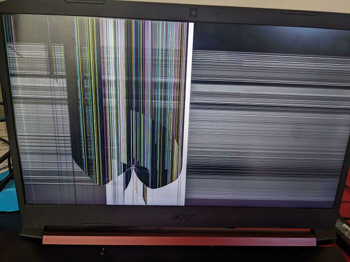 Pantalla de laptop con daños graves mostrando líneas y colores distorsionados, ilustrando problemas típicos con un hermano consentido.