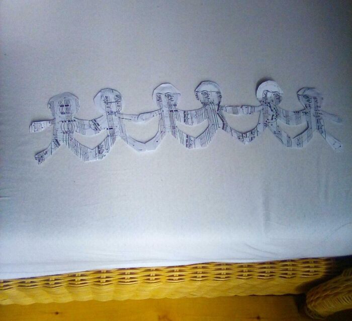 Cadena de figuras de papel recortadas con notas musicales, simbolizando la relación con un hermano con derecho.