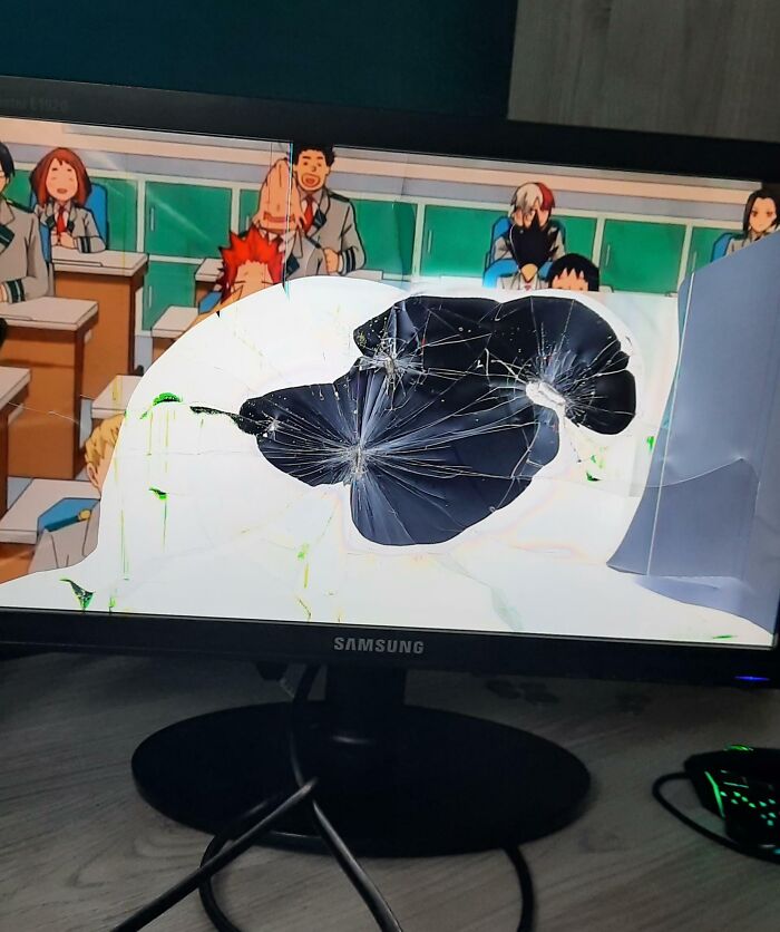 Pantalla de monitor Samsung rota que muestra una escena animada en un aula, reflejando la experiencia de tener un hermano consentido.