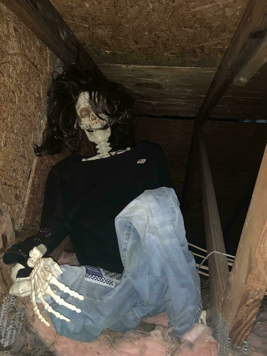 Esqueleto con ropa en un espacio oscuro como un peque&ntilde;o regalo para los nuevos due&ntilde;os de la casa.