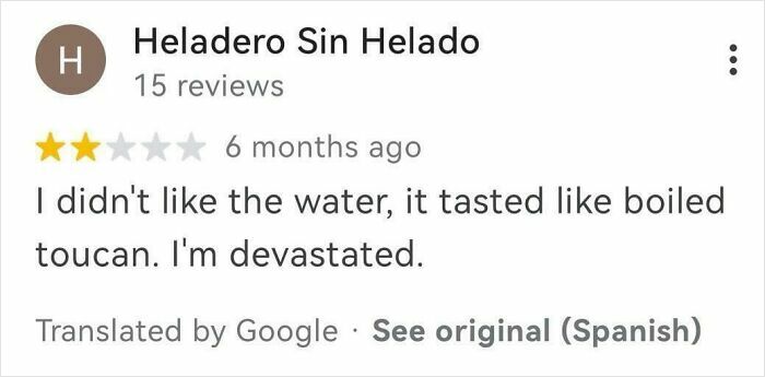 Humorous product review in Spanish with funny complaint about water tasting like boiled toucan.