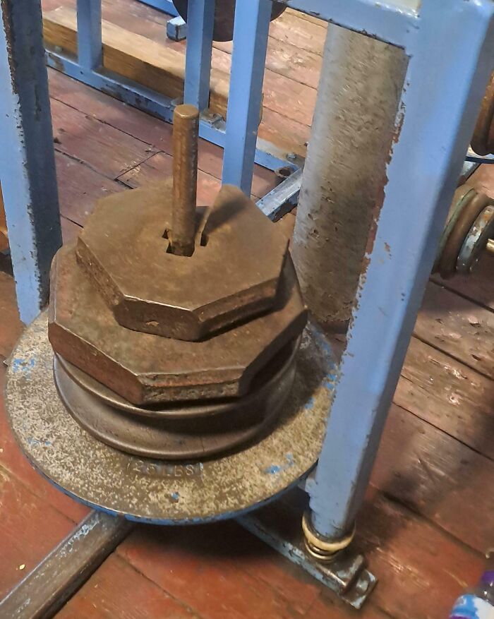 Old rusty weights stacked on a metal gym machine, showing signs of wear and lack of maintenance, symbolizing selfish people.