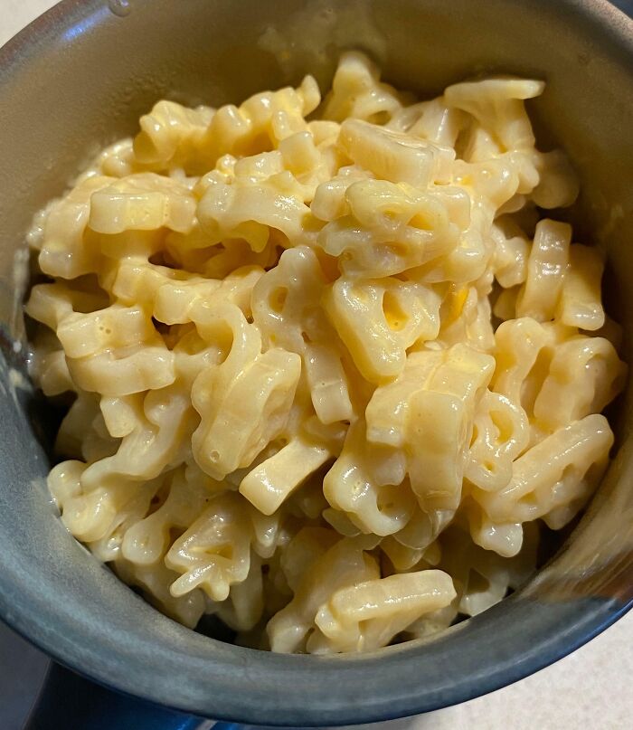 Close-up of creamy mac and cheese in a bowl, illustrating genius life hacks that people actually use for easy meals.